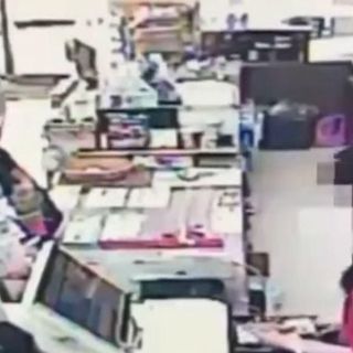 Cajera desarma a ladrón en Taiwán