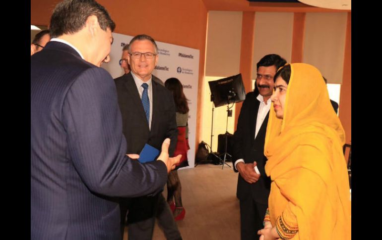 Malala llegó acompañada de su padre, Ziauddin Yousafzai. TWITTER / @TecdeMty