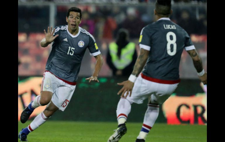 Víctor Cáceres (I) celebra el segundo gol chileno, al minuto 54. EFE / M. Ruiz
