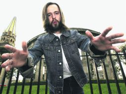 De visita. Chetes posa junto a la Rotonda, en el Centro de Guadalajara. EL INFORMADOR / A. García