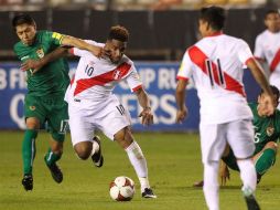 El mediocampista de Perú Jefferson Farfán (c) controla el balón ante la marca de varios jugadores de Bolivia. EFE / E. Arias