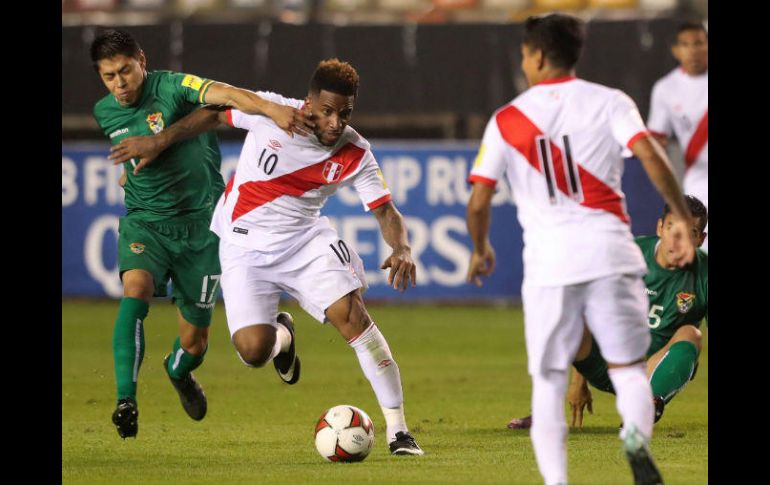 El mediocampista de Perú Jefferson Farfán (c) controla el balón ante la marca de varios jugadores de Bolivia. EFE / E. Arias