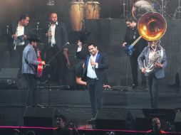 Tras tomar el micrófono, el cantante saludó al público que llenó por completo las poco más de nueve mil butacas del recinto. EL INFORMADOR /