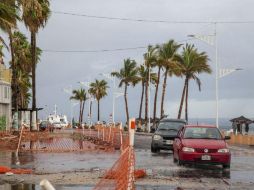 Dos coches circulan por las calles que se preparan para la llegada de lluvias torrenciales al paso de la tormenta. EFE / S. Muñoz