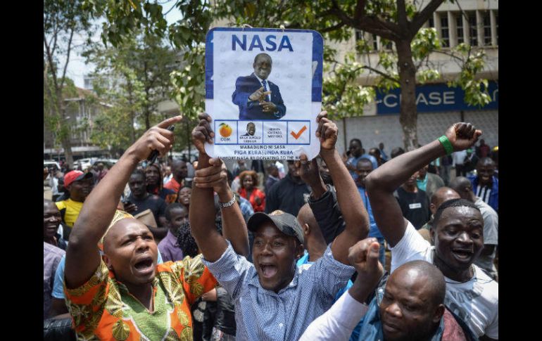 Simpatizantes del partido opositor celebran tras escuchar el veredicto del Tribunal Supremo. AFP / S. Maina