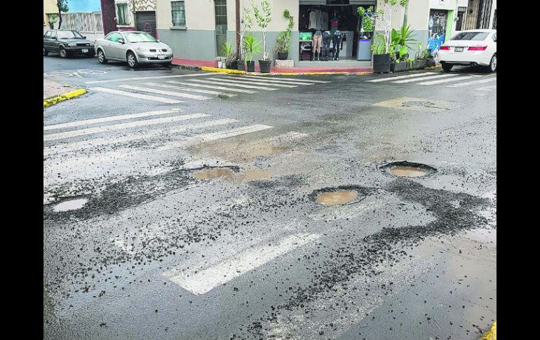 Estrenón. Las vías que fueron repavimentadas hace siete meses no aguantaron el primer temporal. EL INFORMADOR / E. Mora