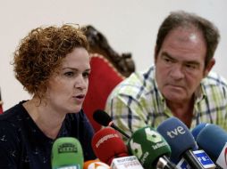 La hermana de Pilar Garrido (i) se encuentra en Tamaulipas a la espera de poder repatriar el cuerpo de su hermana. EFE / M. Polo