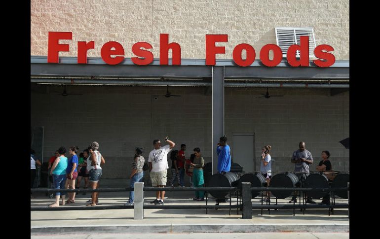 ''Nos dice un tamaulipeco, un amigo, que en las tiendas están vendiendo las aguas hasta en 45 dólares el 12 pack'', indican. AFP / J. Raedle