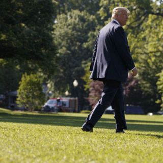 Trump critica a Comey por investigación contra Clinton, otra vez