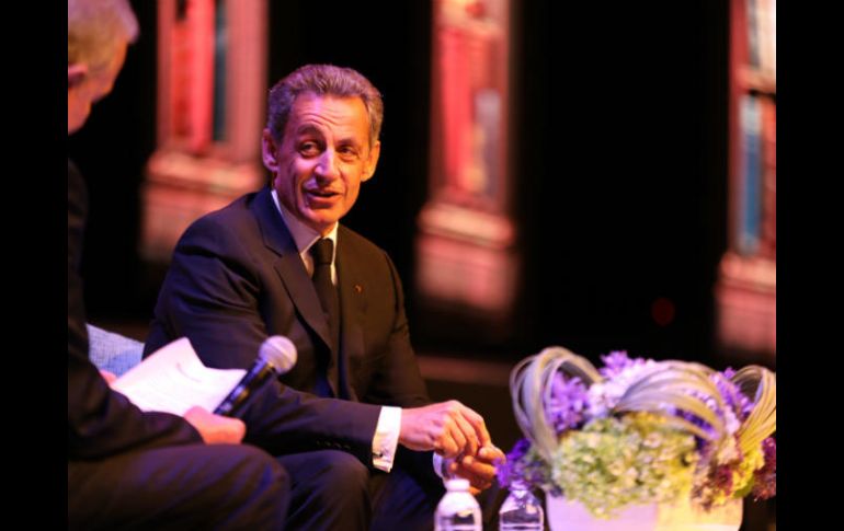 Sarkozy dice que ''Ser un gran país tiene una gran responsabilidad, no significa que los otros se deban inclinar frente a ustedes''. ESPECIAL /
