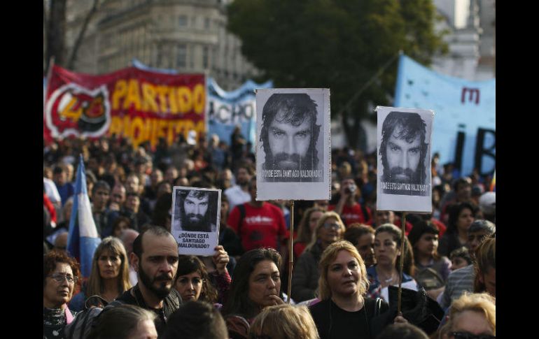 Miles de personas se congregaron en la Plaza de mayo de Buenos Aires para exigir la aparición con vida de Santiago Maldonado. EFE / D. Fernández