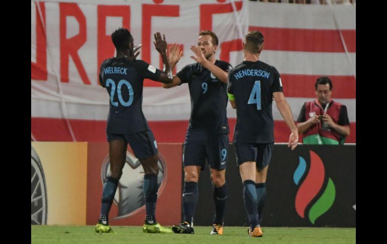Kane (C) celebra uno de sus dos goles de la noche. AFP / A. Solaro
