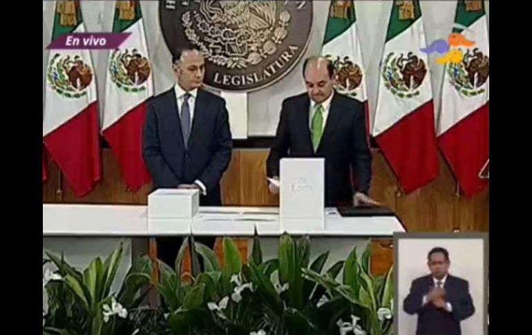 Solís Acero arribó a San Lázaro, en donde el secretario general, Mauricio Farah, recibió el documento. TWITTER / @gobmx