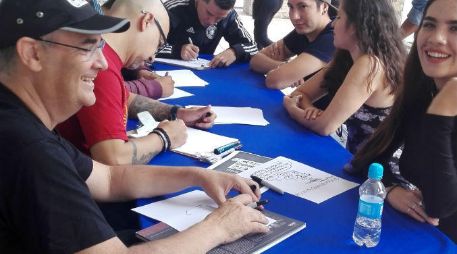 Quienes decidieron participar recibían una caricatura y una moneda. EL INFORMADOR / I. Martínez