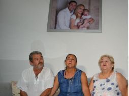 La señora Santamans (der), recibió un oficio para tener la representación del menor por parte de la Dirección de Atención a Víctimas. EFE / J. Martínez