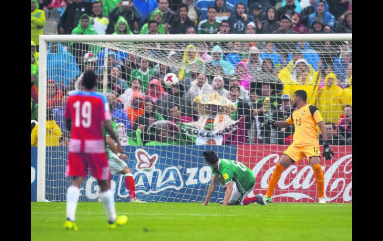 Hirving Lozano apareció en el centro del área para rematar de cabeza un centro del 'Tecatito' Corona para vencer al portero panameño. MEXSPORT /