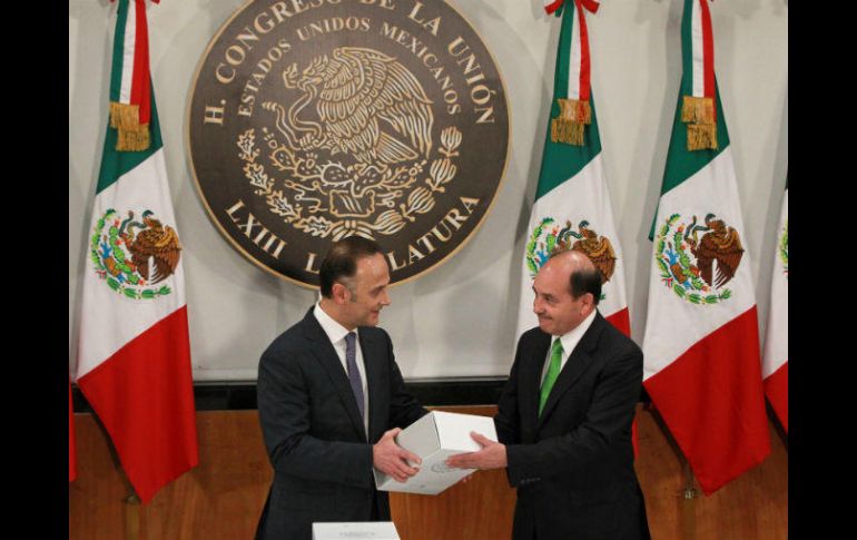 Felipe Solís Acero (d), entrega al representante de la Cámara de Diputados Mauricio Farah, el Quinto Informe de Gobierno de Peña Nieto. EFE / M. Guzmán