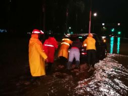 Bomberos de Zapopan apoyaron a los automovilistas que quedaron atrapados en la ciudad por las lluvias. ESPECIAL / Bomberos Zapopan