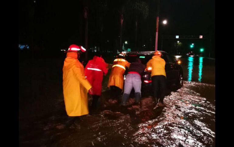 Bomberos de Zapopan apoyaron a los automovilistas que quedaron atrapados en la ciudad por las lluvias. ESPECIAL / Bomberos Zapopan