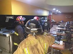Bomberos de Guadalajara realizó labores de evacuación y apoyo en el centro comercial. ESPECIAL / Bomberos Guadalajara