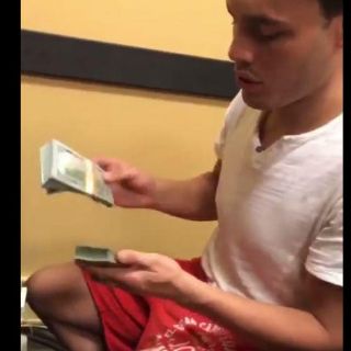 Julio César Chávez Jr. presume fajos de dólares