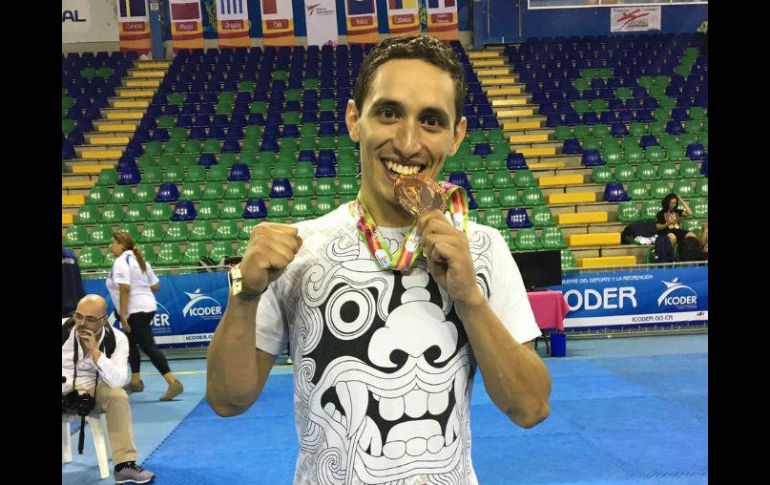 Damián Villa obtuvo la presea de bronce en la división menor a 63 kilos. TWITTER / @DamianVilla58
