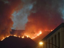 El incendio inició el viernes propagado por el viento y el clima. AFP / R. Beck