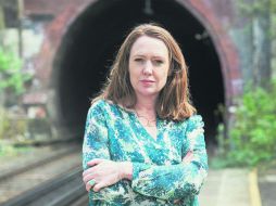 Antes de sus dos novelas firmadas como Paula Hawkins, la escritora lanzó cuatro novelas con el seudónimo de Amy Silver. ESPECIAL / D. Levene