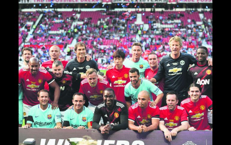 Ex jugadores del Manchester United y del Barcelona posan para una foto después del partido de futbol amistoso entre leyendas. AFP /