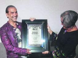 Feliz. María Luisa Meléndrez, directora del Auditorio Telmex, entrega el reconocimiento a Alejandro Fernández. EL INFORMADOR / M. Vargas