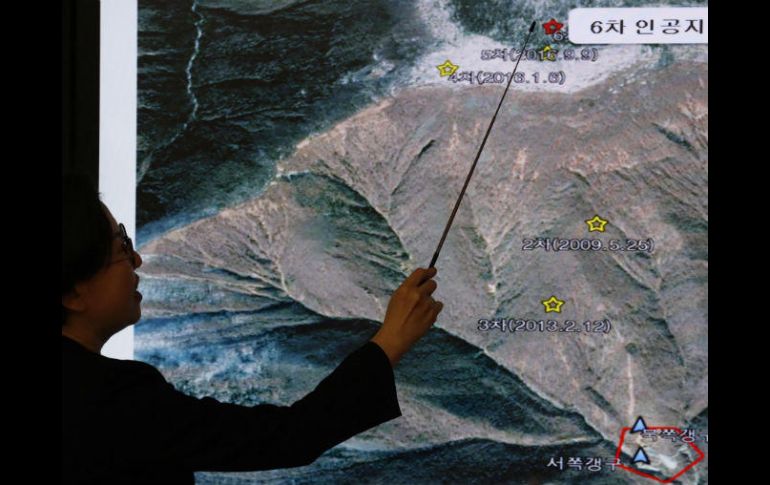 Un meteorólogo surcoreano señala el área de Corea del Norte afectada por los terremotos hoy. EFE / J. Heon-Kyun