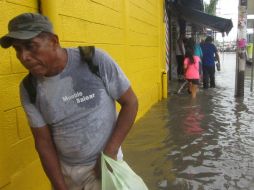 Los hogares de 80 familias se afectaron por el desbordamiento de un arroyo que inundó las calles. EFE / A. Cupul