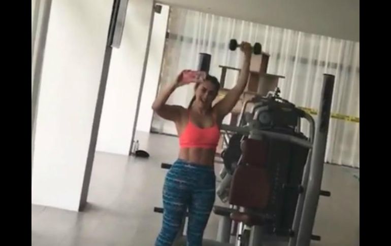 En la imagen se aprecia lo trabajado de su abdomen. INSTAGRAM / aracelyarambula