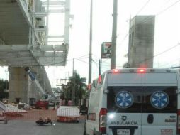 Al parecer, el conductor de la motocicleta circulaba de forma indebida por la avenida pues el cruce se encuentra restringido. ESPECIAL /