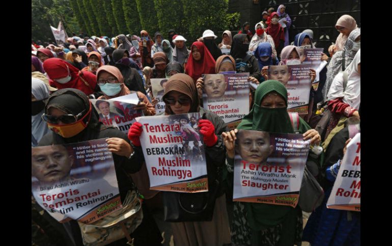 Mujeres sostienen pancartas en contra del budista birmanio Biksu Ashin Wirathu durante las manifestaciones. EFE / A. Weda