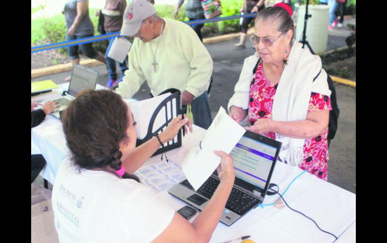 En Jalisco, cerca de 40 mil adultos mayores reciben boletos para transporte gratuito. EL INFORMADOR / ARCHIVO