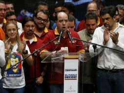 El presidente de la Asamblea Nacional, Julio Borges (c) será una de las personas que se reunirán con Macron. AP / ARCHIVO