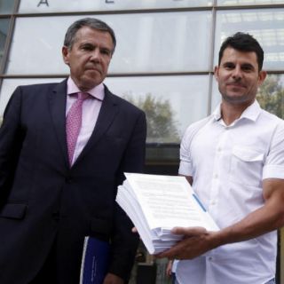 Supuesto hijo de Julio iglesias lo demanda por paternidad