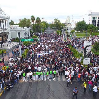 Inicia marcha de estudiantes por la seguridad