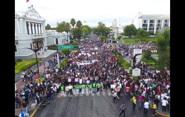 El grupo formado por alrededor de cinco mil personas avanza hacia la Plaza Liberación. TWITTER / @udg_oficial