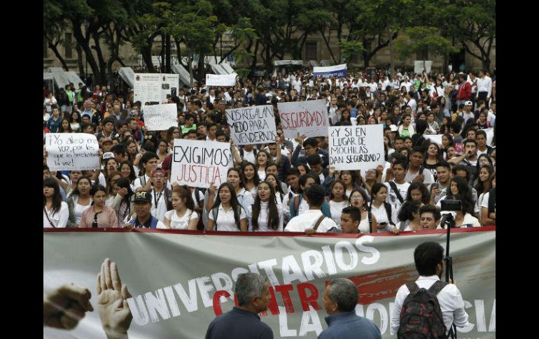 Las autoridades universitarias participan en el mitin con los estudiantes una vez llegados a la Plaza Liberación. EL INFORMADOR / A. Camacho