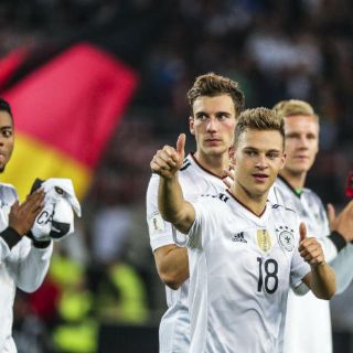 Alemania e Inglaterra ponen un pie en el Mundial