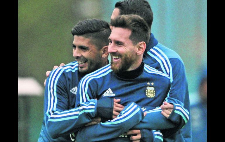 De buen ánimo. Ever Banega, Lionel Messi y Ángel Di María bromean durante la práctica de Argentina previo al juego de hoy. AFP /