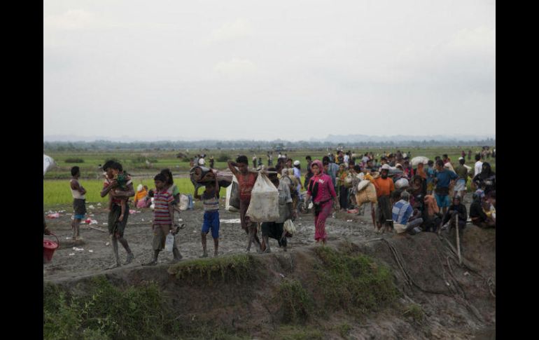 Musulmanes de la minoría rohinyá entran en Bangladesh ante la situación de violencia. EFE / STR
