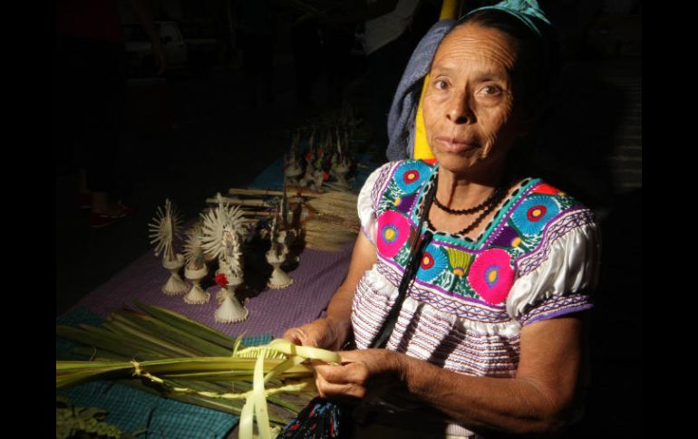 La mujer indígena es portadora vital de la herencia cultural, quien enseña la lengua ancestral, la que continúa con las tradiciones. NTX / ARCHIVO