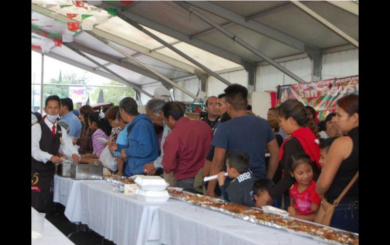 El platillo fue elaborado con más de 130 kilos de tortillas, 130 de pollo y 140 de mole rojo. NTX / ESPECIAL
