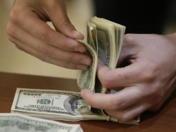 Para este día se estima que el peso cotice entre el 17.70 y 17.90 pesos por dólar. AP / ARCHIVO