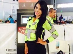 Wendy Carolina Rosales, tiene 26 años de edad y lleva dos años trabajando como agente vial en la Secretaría de Movilidad. ESPECIAL /