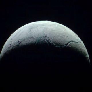 La NASA muestra cielo en movimiento de luna de Saturno