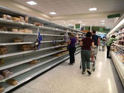 La gente se volcó a los supermercados para comprar agua y otras provisiones por el huracán. AFP / J. Raedle
